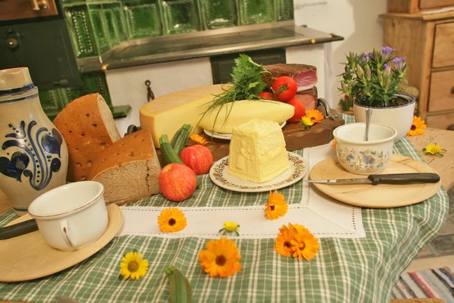 Deftige Jause mit Butter, Käse, Speck und Brot