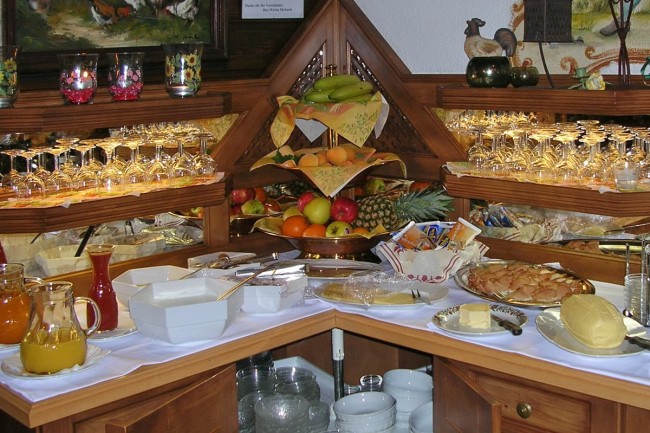 Köstliches Frühstücksbuffet mit vielen selbstgemachten Produkten