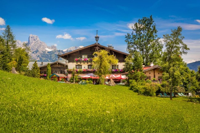 Pension Wildau umgeben von herrlich, grünen Wiesen