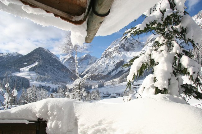Blick ins tiefverschneite Lammertal vom Gasthof Pension Wildau inmitten herrlicher Natur im Salzburger Land
