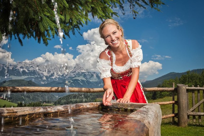 Abkühlung am Brunnen