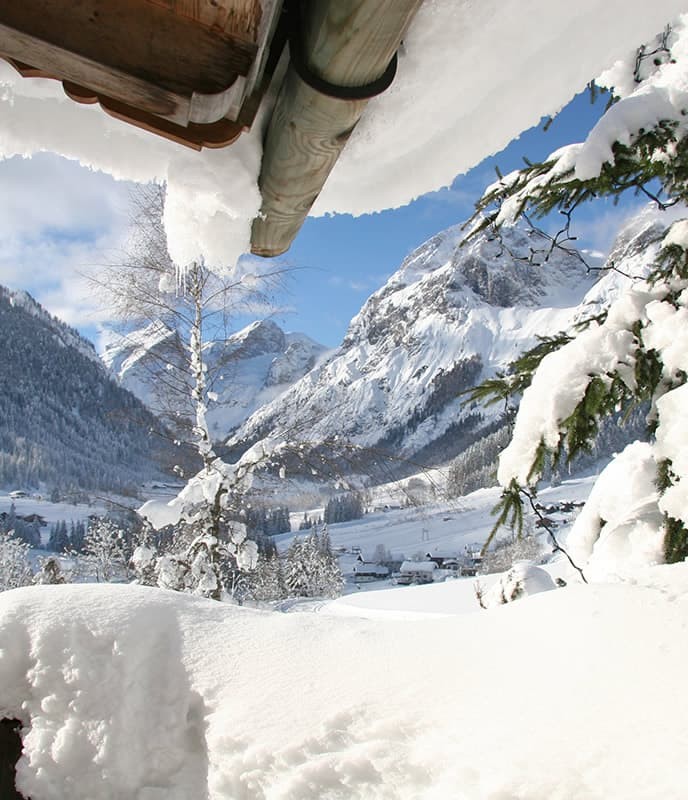 Blick von der Pension Wildau ins tief verschneite Lammertal
