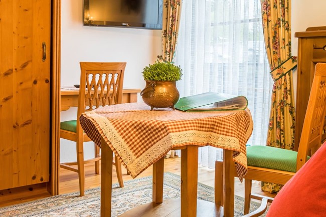 Tisch und Sitzmöglichkeiten im Zimmer